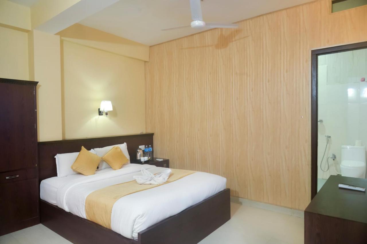 Hotel Rainforest Sauraha Exterior foto
