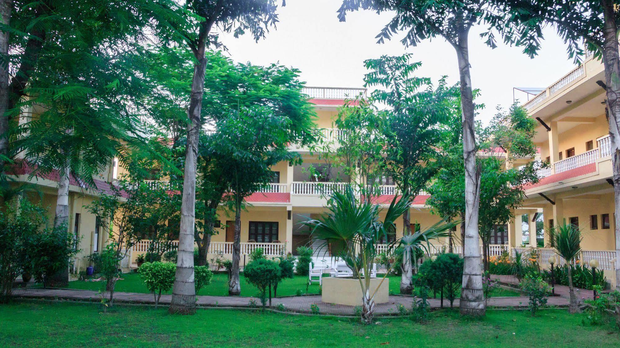 Hotel Rainforest Sauraha Exterior foto
