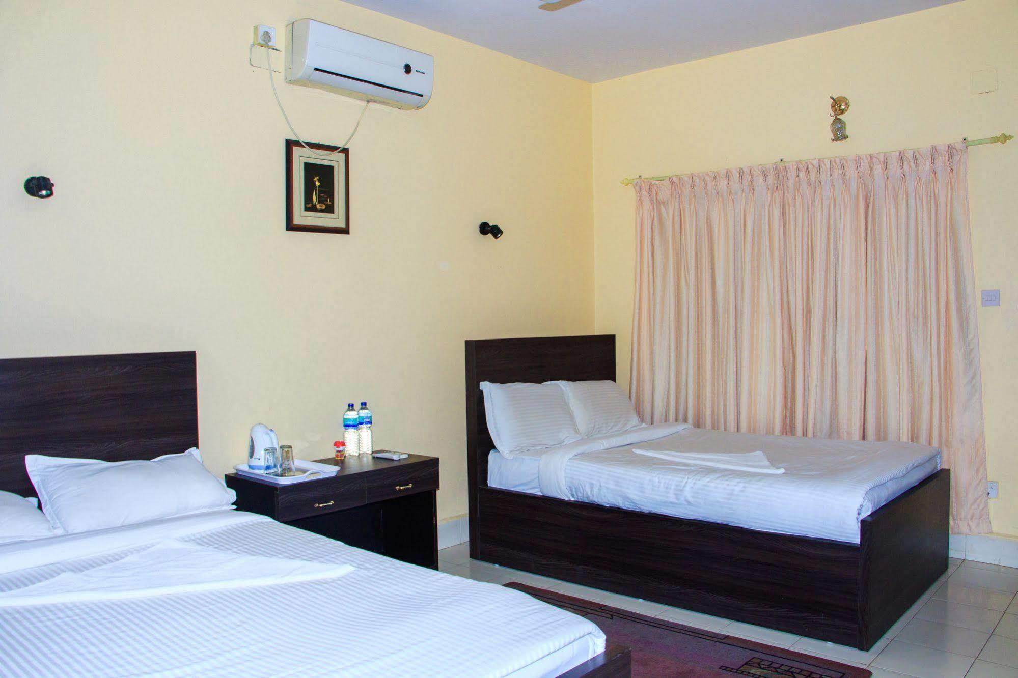 Hotel Rainforest Sauraha Exterior foto