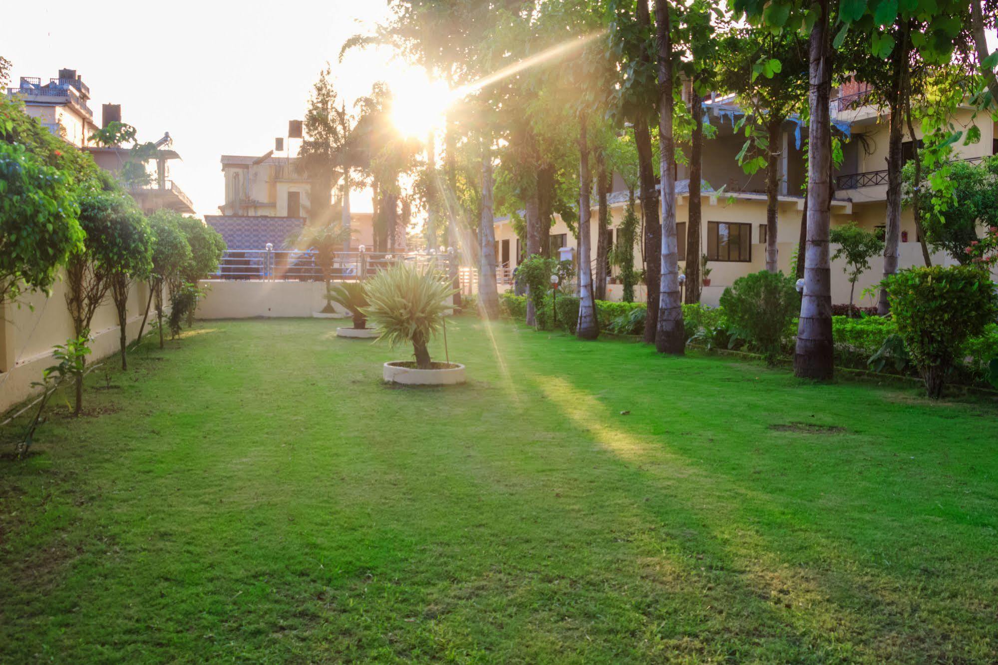 Hotel Rainforest Sauraha Exterior foto