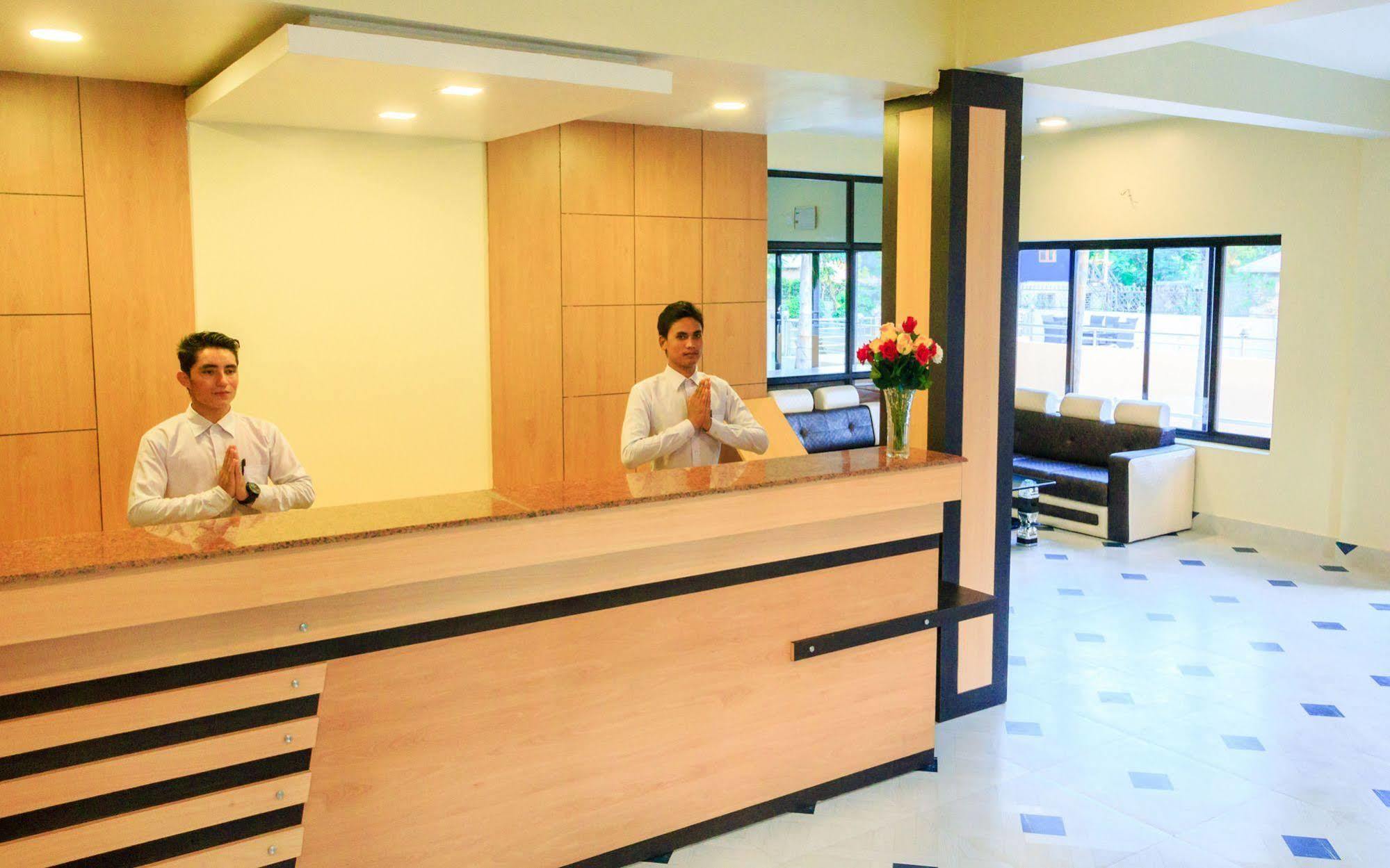 Hotel Rainforest Sauraha Exterior foto