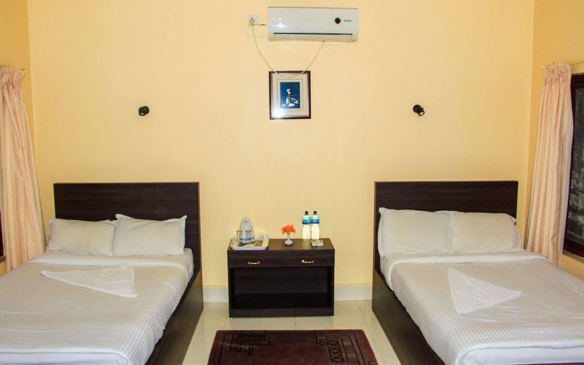 Hotel Rainforest Sauraha Exterior foto