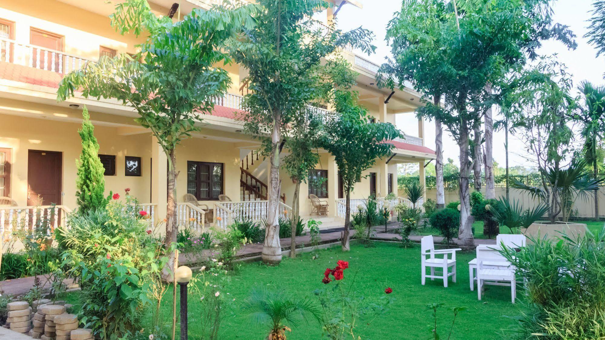 Hotel Rainforest Sauraha Exterior foto