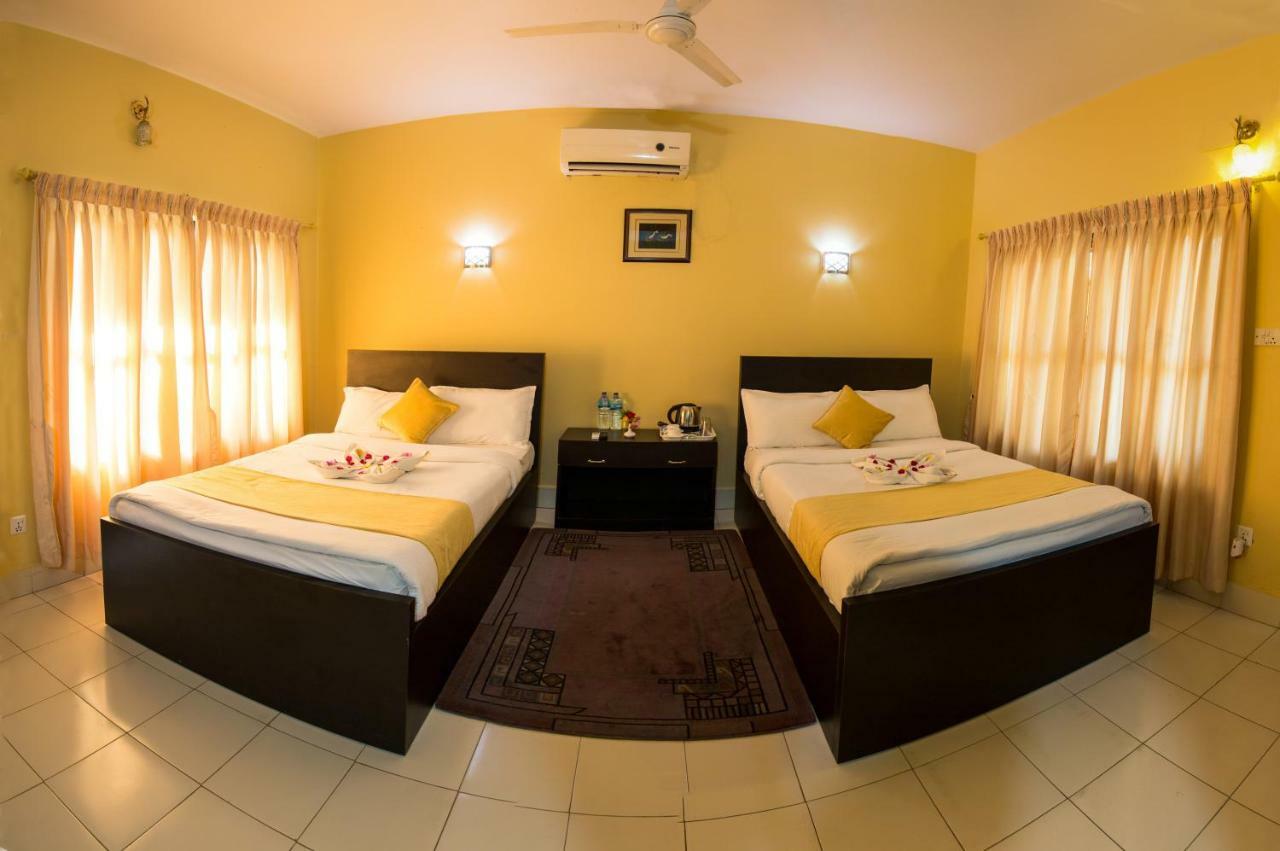 Hotel Rainforest Sauraha Exterior foto