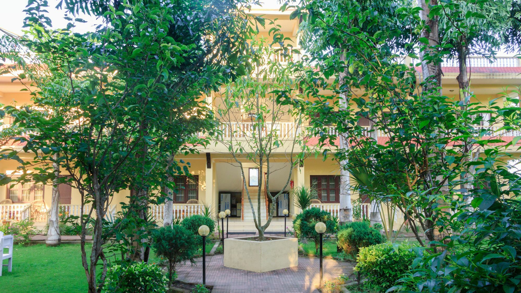 Hotel Rainforest Sauraha Exterior foto